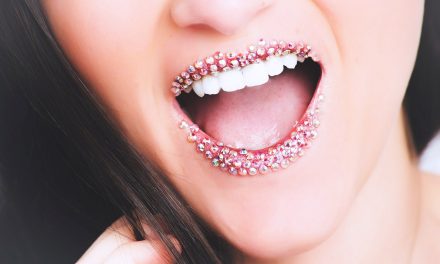 Blanchir les dents naturellement : 8 astuces et 5 erreurs à éviter !